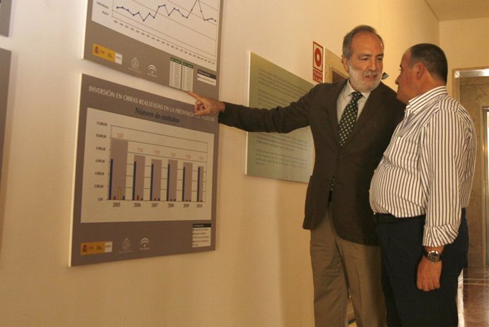 El diputado José Villa y el subdelegado del Gobierno inauguran la exposición sob