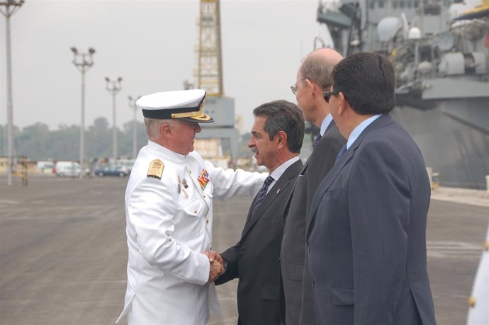 Almirante general jefe de Estado Mayor de la Armada, Manuel Rebolla, saluda a Re