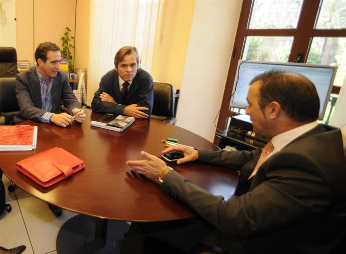 Tejada (dcha.) con los directivos de Duprocom