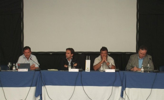 Integrantes de la mesa redonda del curso 'Energías renovables para combatir el c