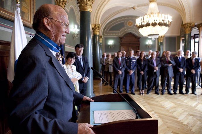 El senador del PP José Macías reciben la Encomienda de la Orden al Mérito Civil.
