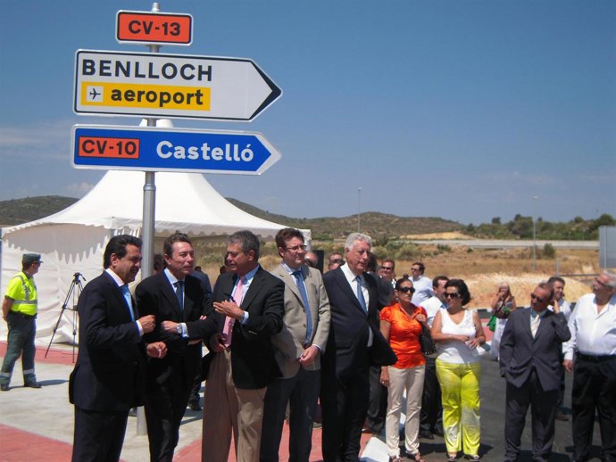 Flores durante su visita a las obras de las carreteras