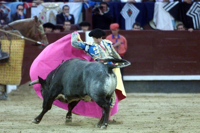 Novillero da un pase de espaldas al novillo