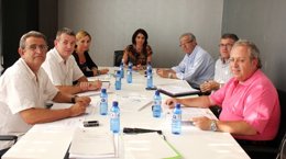 La consejera de Economía y Hacienda, Inmaculada García, junto a los representant