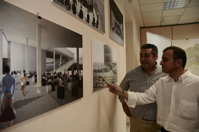 Tejada señala una recreación del futuro Centro de Congresos