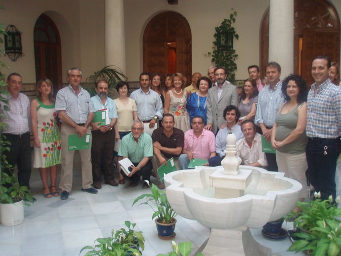 López con los alcaldes y concejales que han asistido al acto