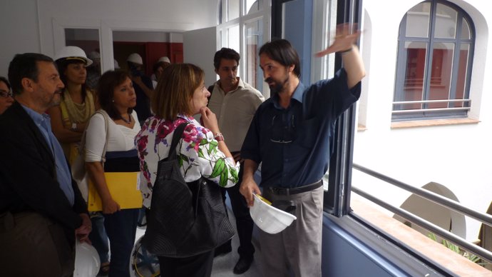La consellera capdevila visita el centro de acogida de menores en Gracia