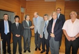 El consejero de Agricultura y Agua, junto con los responsables de las entidades 