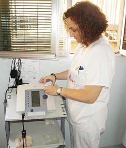 La supervisora de Fisioterapia identifica una de las camillas que se catalogan c