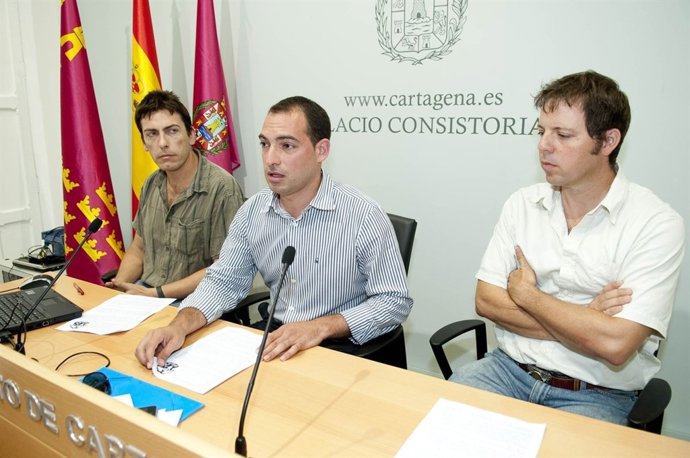 Herrero, Ferrández y Gibert en la presentación de los hallazgos de Cueva Victori