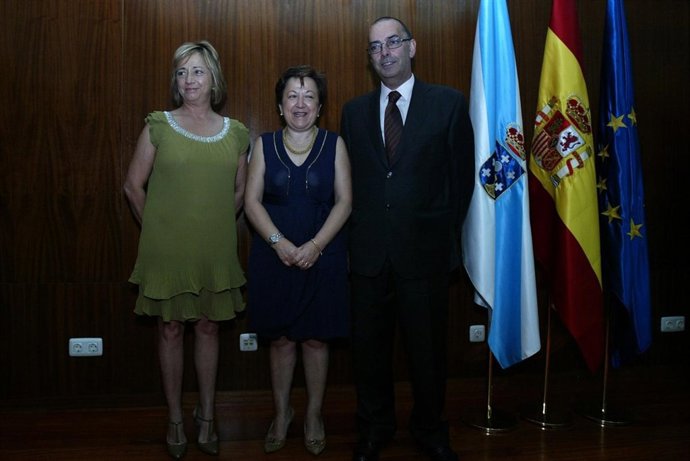 La conselleira de Sanidade (centro) y Sagrario Pérez Castellanos.