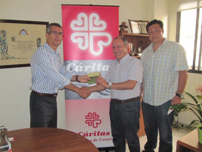 El responsable de medios del grupo canario La Trova, Carlos Macho (izquierda),  