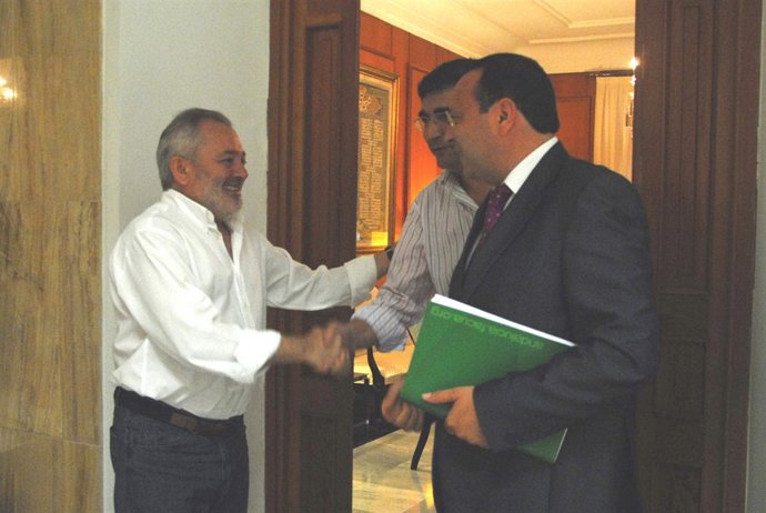 Ocaña saluda a los representantes de Facua