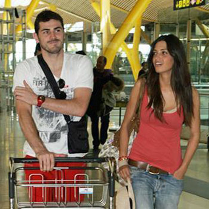 Iker Casillas y Sara Carbonero en el aeropuerto
