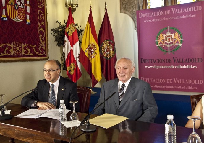 El presidente de la Diputación, Ramiro Ruiz Medrano, y el premiado durante su co