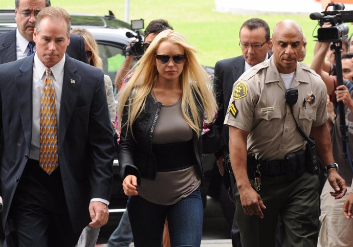 Lindsay Lohan entrando en la cárcel