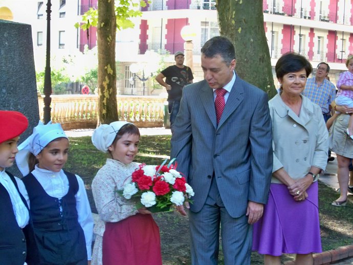 Urkullu en la ofrenda floral a Sabino Arana