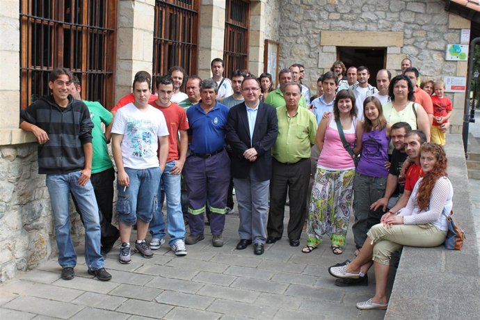 El alcalde, junto a los contratados 