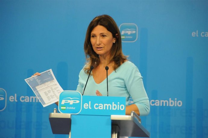Alicia Martínez mostrando los datos