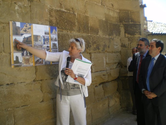 El consejero se interesa por las obras realizadas en el templo en El Frago