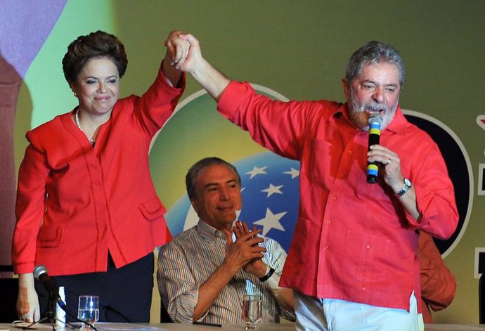 Presidente de Brasil, Luiz Inácio Lula da Silva, junto a la candidata por el PT,