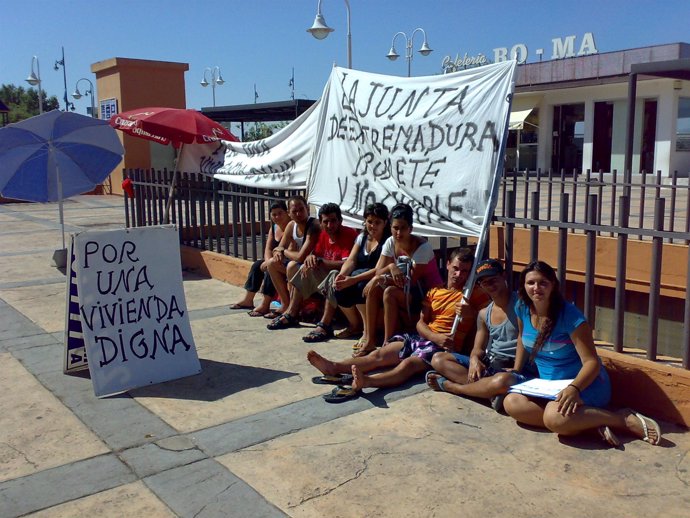 Familias acampadas frente a la casa de Vara