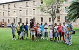 La consejera Ana Fernádez recibió a niños saharauis en el Edificio Pignatelli en