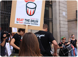 Tamborada en Barcelona para celebrar la prohibición de bombas de racimo