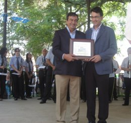 El ex ministro recogiendo la placa de su nombramiento