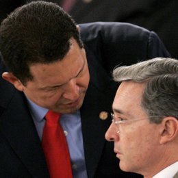 El presidente de Colombia álvaro Uribe con hugo chavez