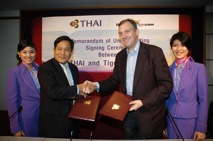 Amranand y Davis firman el acuerdo para la creación de Thai Tiger