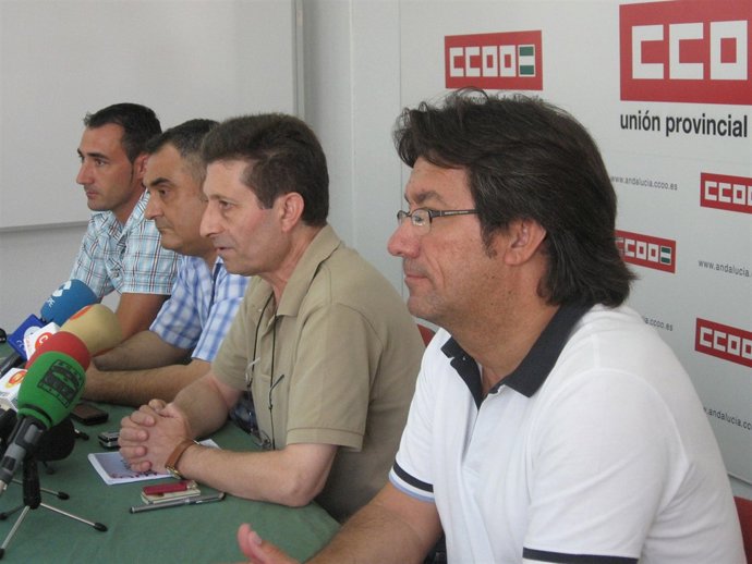 En primer plano, el responsable de Administración Local de CCOO, Juan López, inf