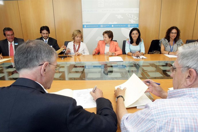 La conselleira de Sanidade (centro) firma un convenio con colegio de farmacéutic