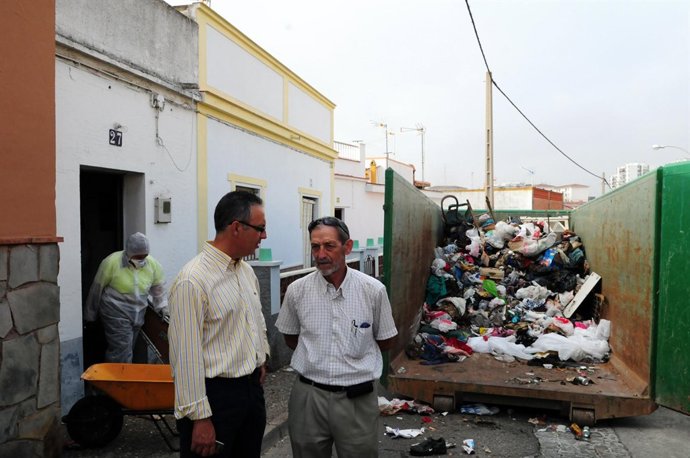 Imagen de la intervención en Algeciras por un caso de Síndrome de Dióegenes