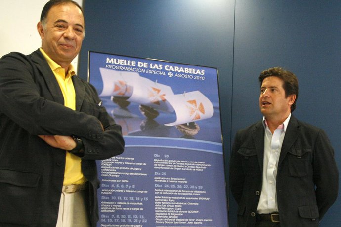 El diputado de Cultura de la Diputación de HuelvaE, Juan Serrato, y el director 