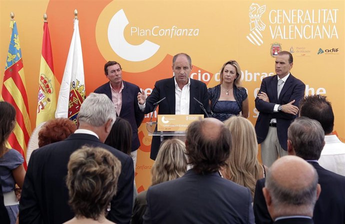 El presidente Camps durante la presentación de la obra