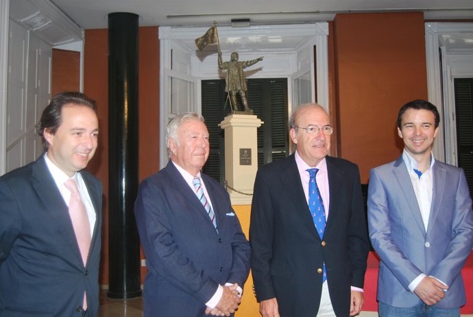 El alcalde de Huelva, Pedro Rodríguez, el presidente de la Fundación de la Caja 