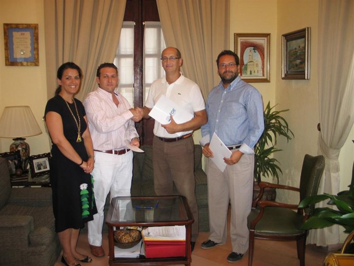 Momento del convenio entre el Ayuntamiento de Moguer y Apyme