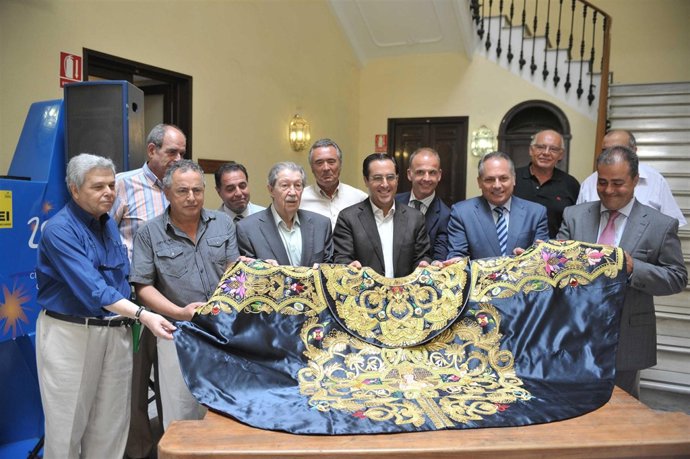 Presentación del trofeo Capote de Paseo