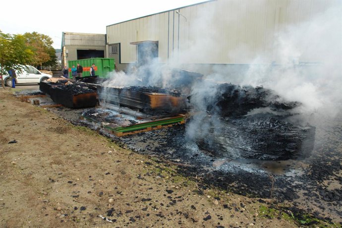 Material destruido por el fuego en la carpintería incendiada en Peralta.