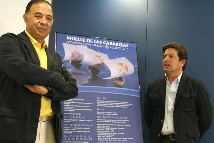 El diputado de Cultura de la Diputación de HuelvaE, Juan Serrato, y el director 