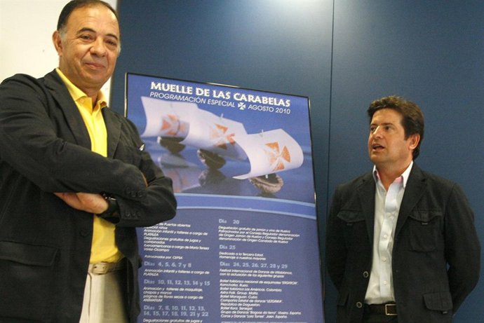 El diputado de Cultura de la Diputación de HuelvaE, Juan Serrato, y el director 