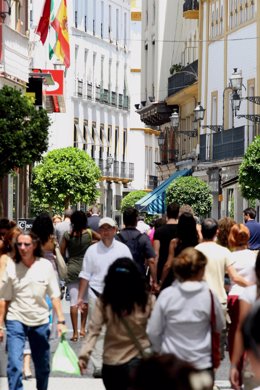 Gente comprando en calles de Andalucía