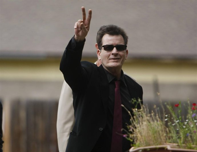 El actor Charlie Sheen llegando al juzgado de Aspen para celebrar su juicio por 