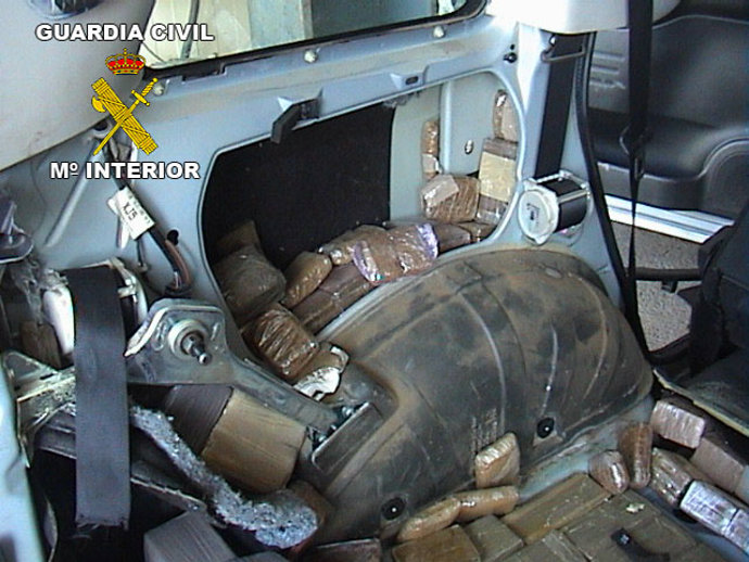 Paquetes de hachís encontrados en un vehículo en el Puerto de Almería