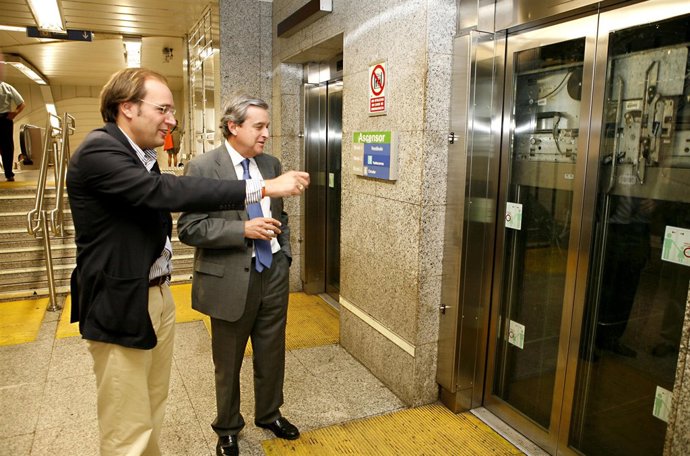 González  Velayos y Armada, ante los ascensores de la estación de Cuatro Caminos