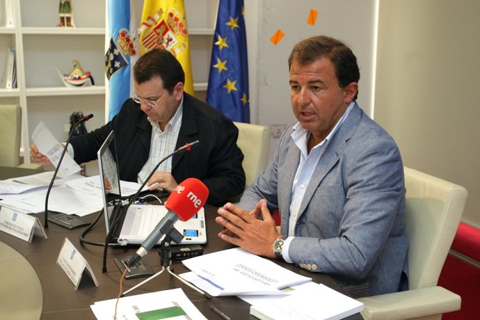 El conselleiro y el director xeral durante la rueda de prensa