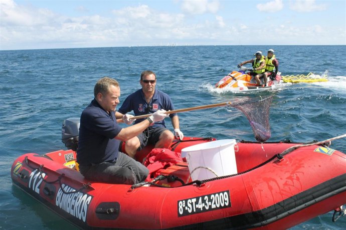 Mediavilla supervisa el dispositivo a bordo de una lancha neumática. 