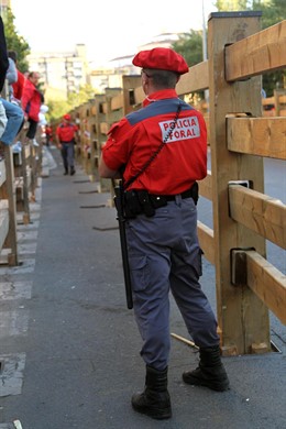Un agente de la Policía Foral durante el dispositivo de los encierros de Tudela.