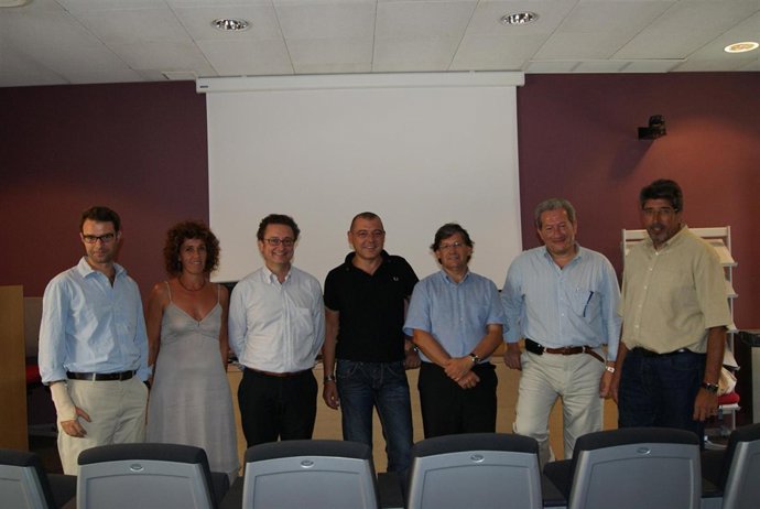 Thomàs (tercero por la dcha.), durante su visita al Hospital de Formentera.